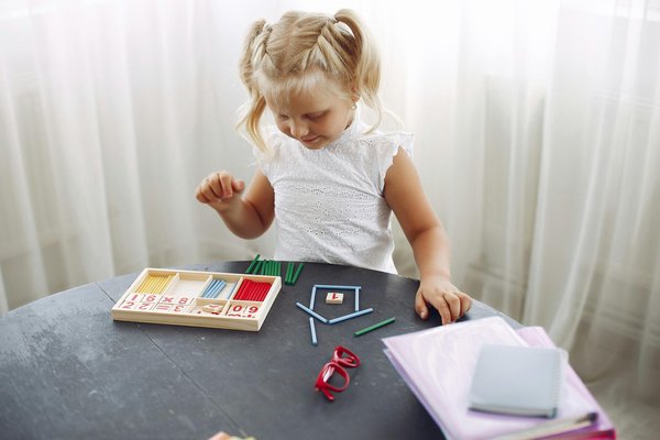 Jouet bébé 6 mois montessori : favoriser l'éveil en douceur